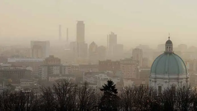 Un’immagine d’archivio di smog su Brescia - © www.giornaledibrescia.it