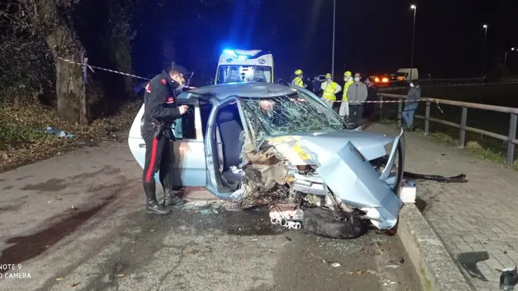 L'auto è finita contro un albero, grave un 23enne di Pian Camuno - Foto © www.giornaledibrescia.it