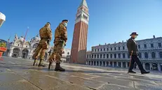 Militari in piazza San Marco, a Venezia - Foto Ansa/Andrea Merola © www.giornaledibrescia.it