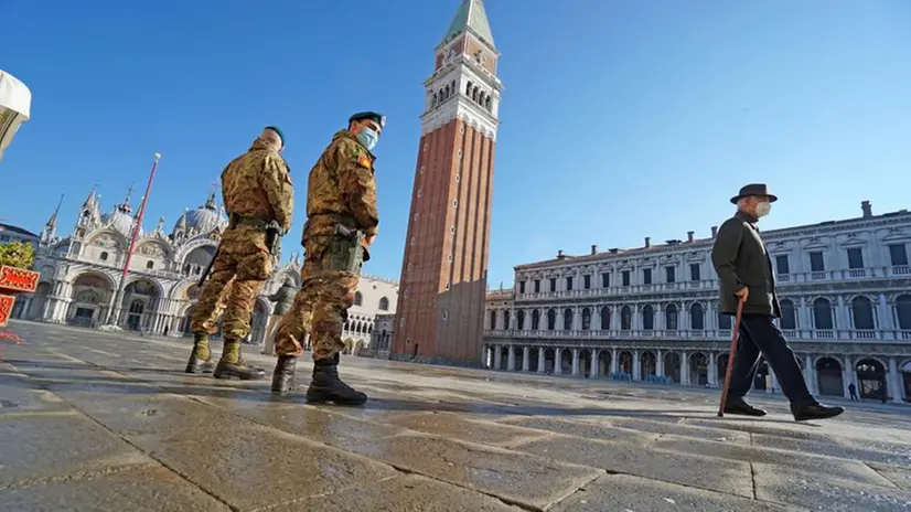 Militari in piazza San Marco, a Venezia - Foto Ansa/Andrea Merola © www.giornaledibrescia.it