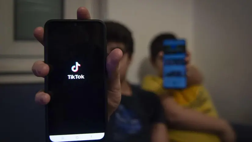 Due ragazzini mostrano l'app di TikTok sui rispettivi smartphone - Foto Ansa © www.giornaledibrescia.it