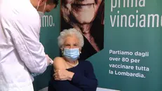 Liliana Segre, 90 anni, riceve il vaccino anti Covid - Foto © www.giornaledibrescia.it