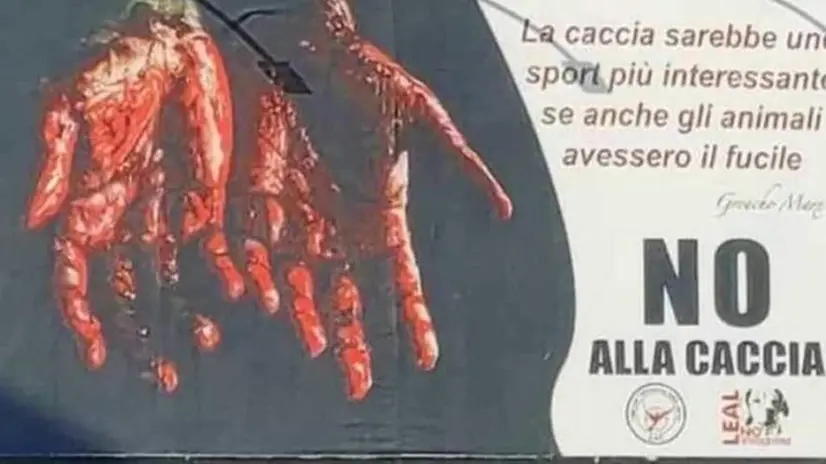 Il manifesto affisso a Sant’Eufemia che ha portato il consigliere regionale Massardi a diffondere un comunicato chiedendo il suo ritiro - Foto © www.giornaledibrescia.it
