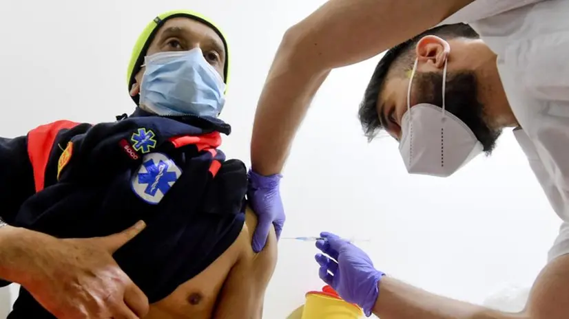 La somministrazione del vaccino anti-Covid - Foto © www.giornaledibrescia.it