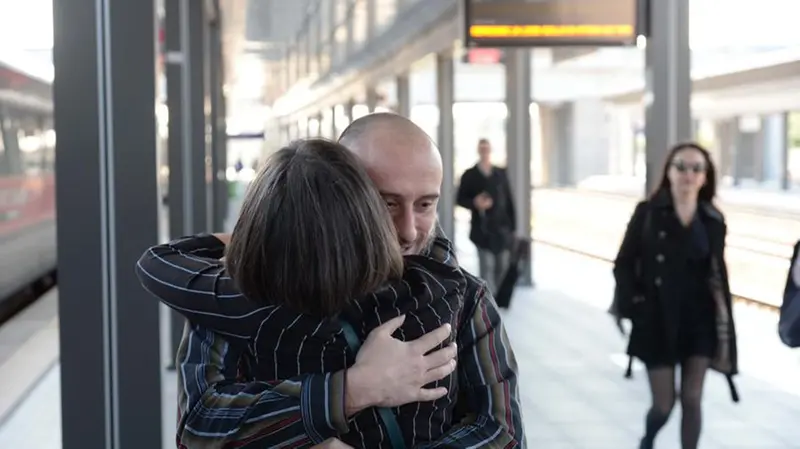 Alessandro Sandrini abbraccia la mamma al ritorno a Brescia - Foto © www.giornaledibrescia.it