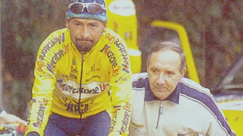 Marco Pantani con il diesse Beppe Martinelli - Foto Rodella © www.giornaledibrescia.it