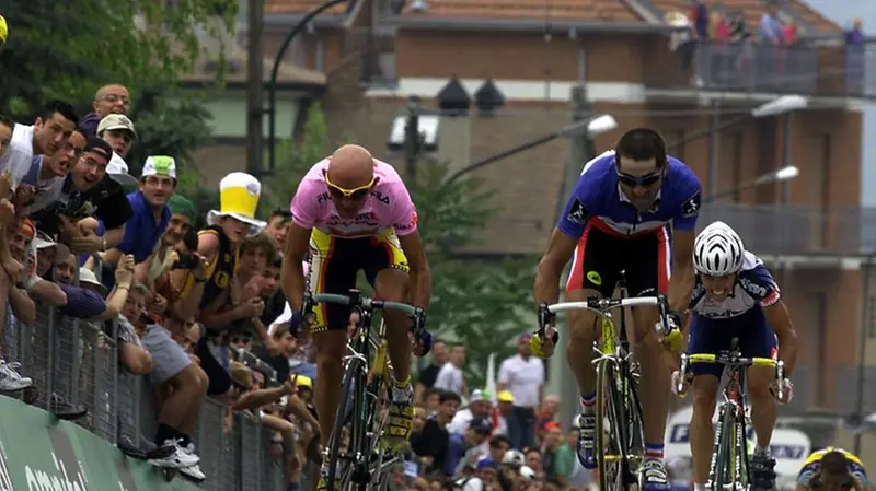 Lumezzane: la volata di Pantani e Jalabert al traguardo di tappa, nel Giro d'Italia 1999 - Foto New Reporter Zanardelli © www.giornaledibrescia.it