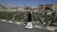 Il cimitero di Sana'a, nello Yemen: la guerra in corso è costata la vita a oltre 200mila persone - Foto Ansa/Epa/Yahya Arhab © www.giornaledibrescia.it