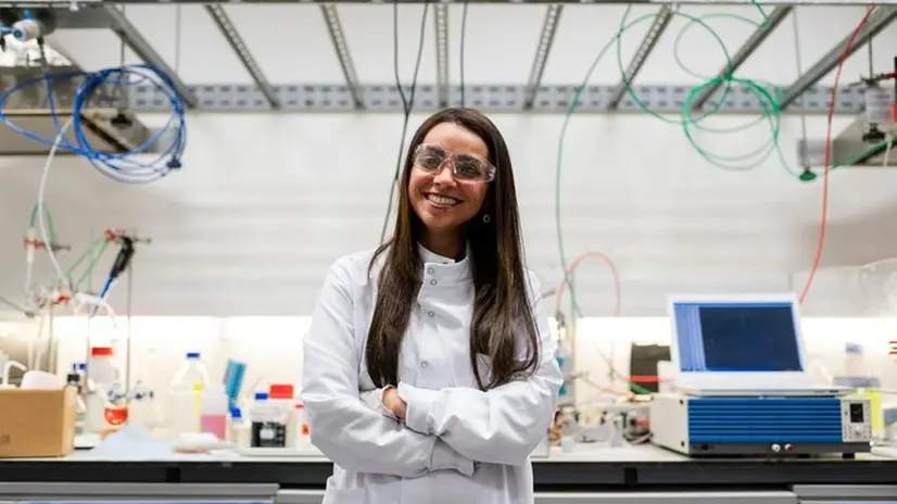 Una ricercatrice in laboratorio