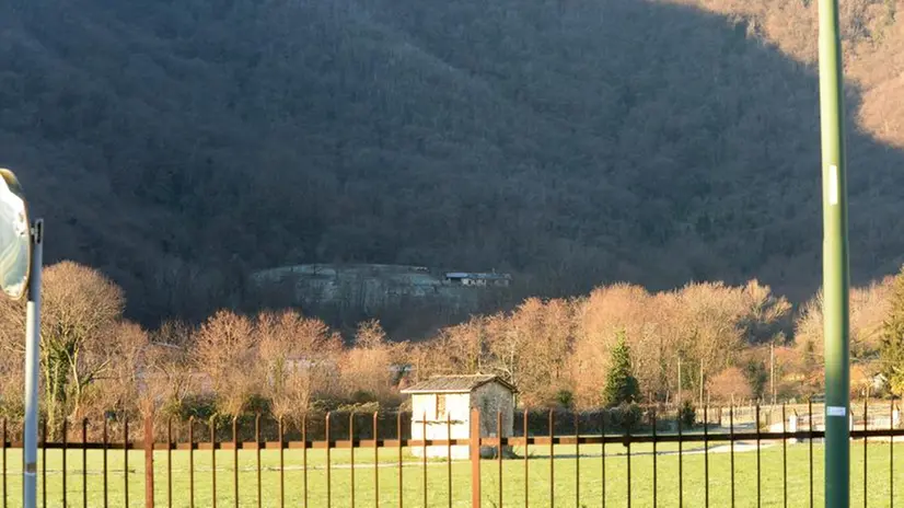 La collina su cui si trova la baita danneggiata