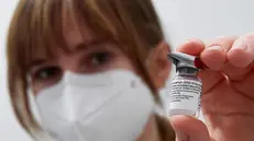 Un flaccone di vaccino Pfizer-BioNTech anti-Covid - Foto Epa © www.giornaledibrescia.it