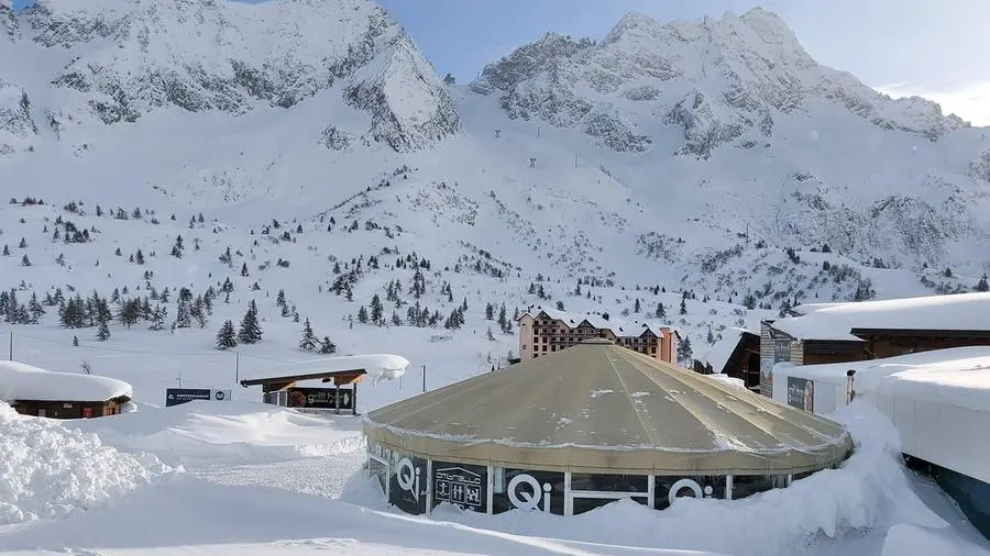 Al Tonale neve da record ma piste e apres-ski chiusi per le norme anti-Covid - Foto © www.giornaledibrescia.it