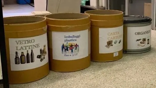 I bidoni in cartone pressato, una volta sistemati, vengono usati per la differenziata - Foto © www.giornaledibrescia.it
