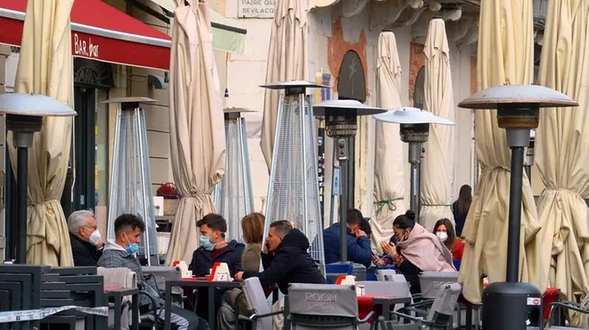 Con la zona gialla anche bar e ristoranti possono aprire ai clienti - © www.giornaledibrescia.it