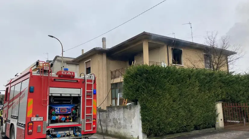 L'incendio scoppiato a Leno