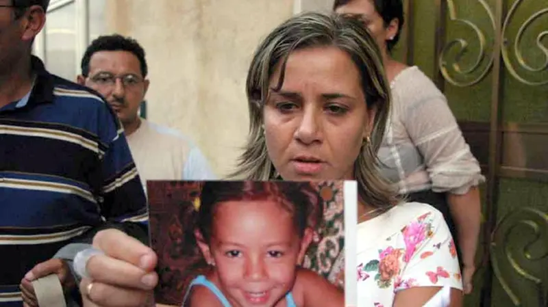 Piera Maggio mostra la foto della piccola Denise: era il 2005 - Foto © www.giornaledibrescia.it