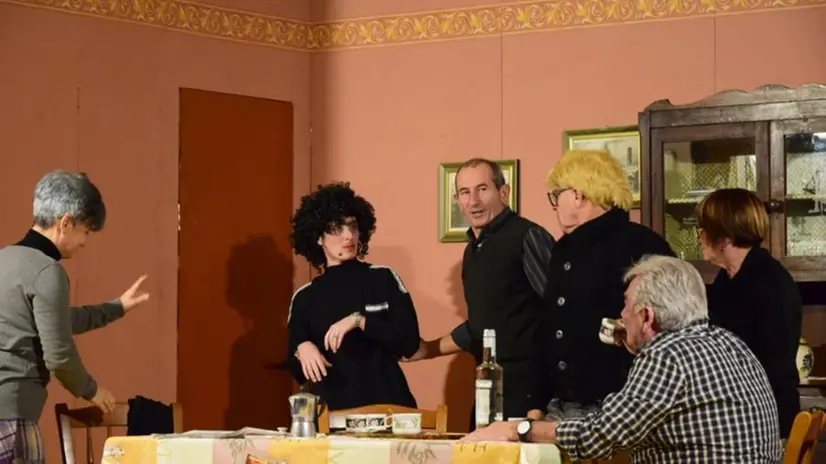 Uno scatto durante la messa in scena di una commedia dialettale - © www.giornaledibrescia.it
