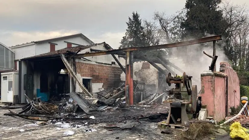 Il capannone distrutto dall'incendio a Villanuova di Verolavecchia - © www.giornaledibrescia.it