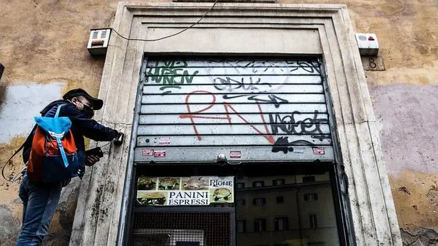 Tante le botteghe che hanno dovuto abbassare la saracinesca sulla scia della sesta zona rossa - © www.giornaledibrescia.it