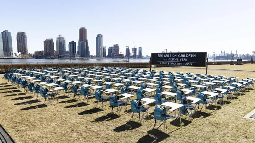 Banchi vuoti: l'installazione dell'Unicef sull'emergenza educativa