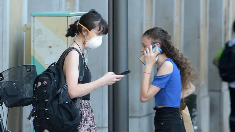 Due giovani ragazze con la mascherina - Foto © www.giornaledibrescia.it