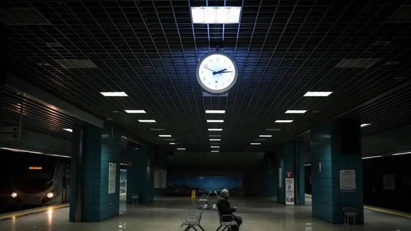 Un uomo solo in una stazione della metro - Foto Ansa/Epa © www.giornaledibrescia.it