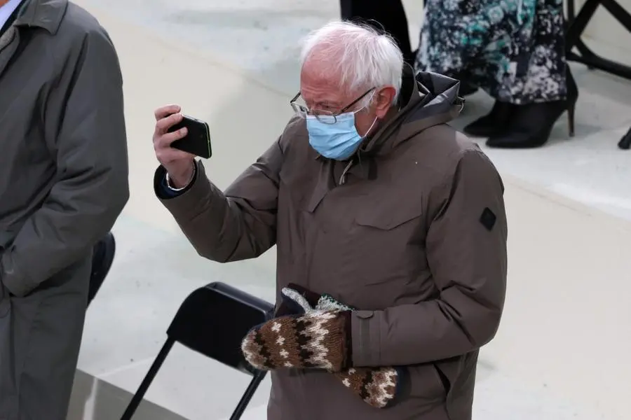 Le moffole di lana del senatore Bernie Sanders all'insediamento di Biden