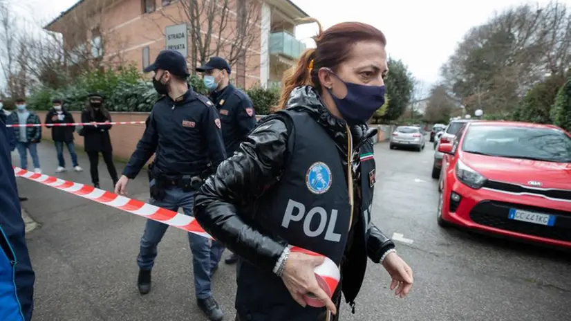 La polizia scientifica durante le verifiche all'appartamento della donna uccisa - Foto © www.giornaledibrescia.it