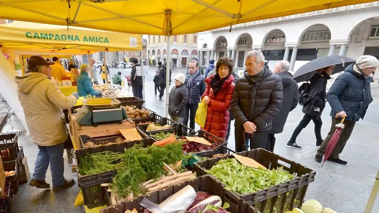 Campagna Amica in piazza Vittoria - © www.giornaledibrescia.it