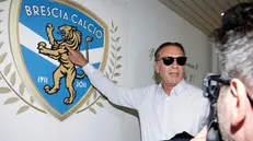 Massimo Cellino accanto allo storico stemma del Brescia Calcio - Foto New Reporter © www.giornaledibrescia.it