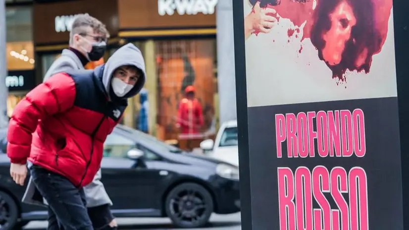 Due ragazzi a Torino, fotografati vicino al luogo dove il regista Dario Argento girò Profondo Rosso - Foto © www.giornaledibrescia.it