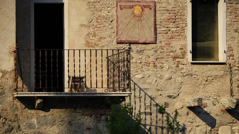 Una meridiana sul muro di una casa - Foto del lettore Salvatore Attanasio © zoom.giornaledibrescia.it