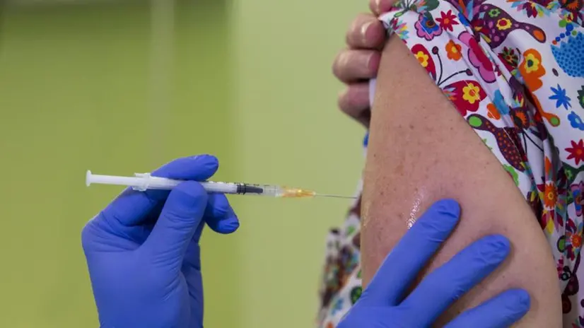 Il momento della vaccinazione -  Foto © www.giornaledibrescia.it