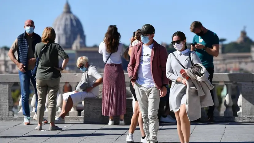 Turisti a Roma indossano la mascherina - Foto Epa © www.giornaledibrescia.it