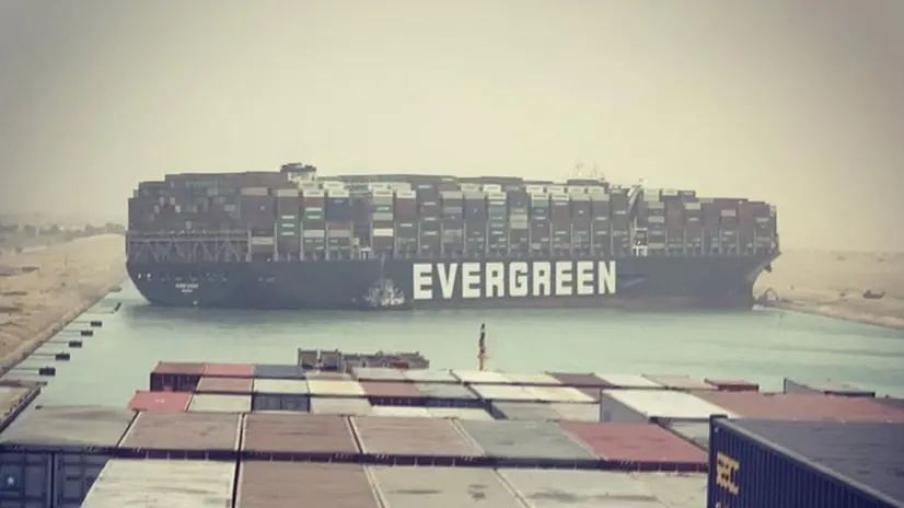 Il gigantesco container che si è incagliato nel Canale di Suez - Foto Twitter