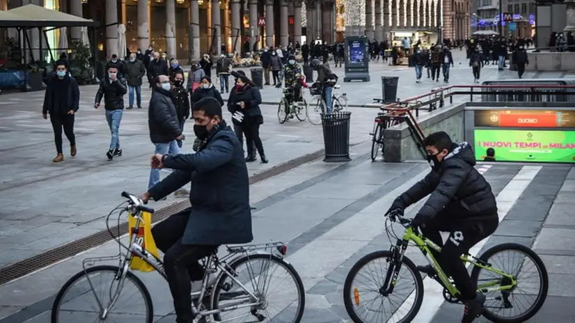 Gente a passeggio per le vie di Milano - Foto Ansa/Matteo Corner © www.giornaledibrescia.it