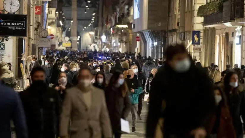 Gente a passeggio per la capitale con la mascherina - Foto Ansa © www.giornaledibrescia.it