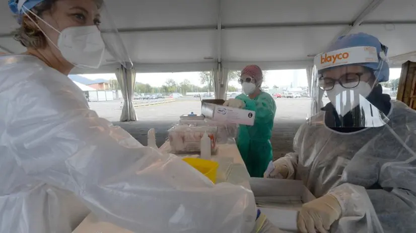 Personale sanitario al centro Covid di via Morelli, a Brescia - © www.giornaledibrescia.it