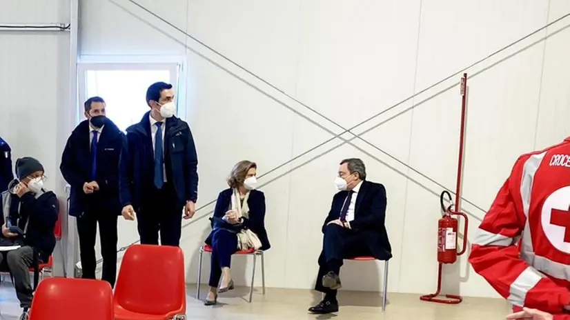 Il premier Mario Draghi e la moglie al centro vaccinale di Roma Termini - Foto diffusa da Palazzo Chigi - © www.giornaledibrescia.it