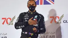 Lewis Hamilton sul podio del gp del Bahrain - Foto Epa/Giuseppe Cacace © www.giornaledibrescia.it