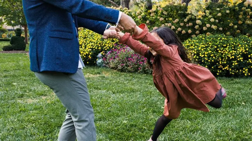 Un papà che gioca con la figlia - Foto © www.giornaledibrescia.it