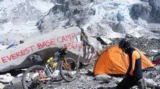 La fotografia postata da Omar Di Felice sui social assieme all'annuncio dell'arrivo al Campo Base dell'Everest - Foto tratta da Facebook