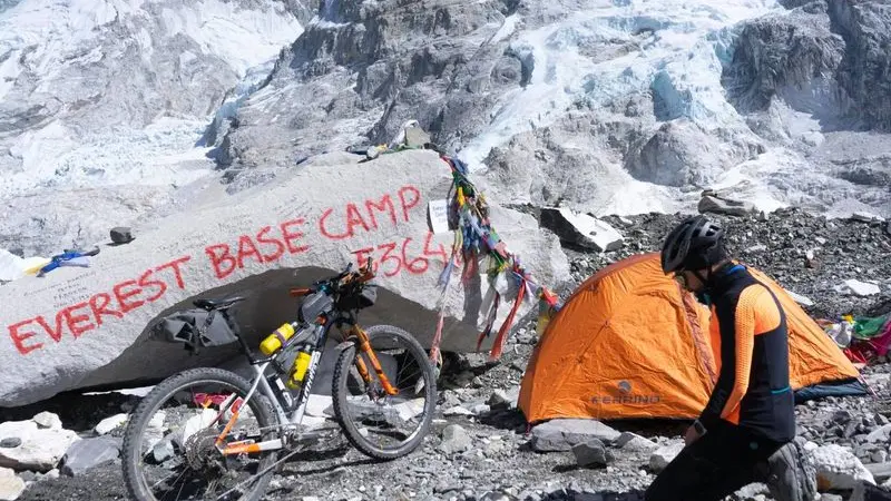 La fotografia postata da Omar Di Felice sui social assieme all'annuncio dell'arrivo al Campo Base dell'Everest - Foto tratta da Facebook