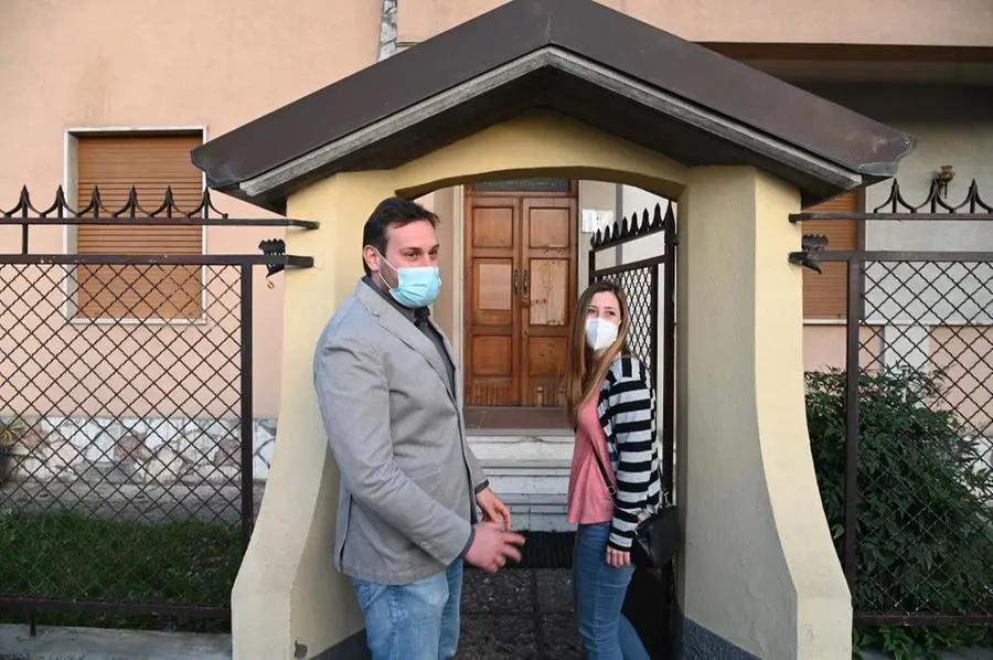 Paolo e Silvia entrano nella loro casa dopo due anni