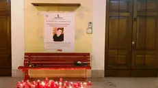 Lumini accessi in ricordo di Francesca Fantoni accanto alla panchina rossa installata in sua memoria - © www.giornaledibrescia.it