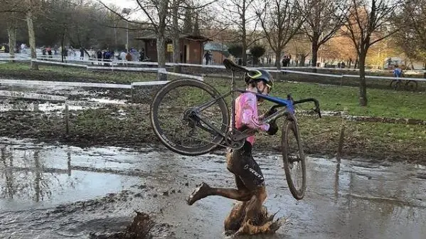 Cristian Cominelli in maglia rosa durante una tappa del Giro d'Italia di ciclocross - Foto tratta dal profilo Instagram di Scott Racing