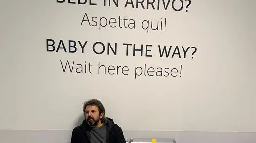 Omar Pedrini aspetta l'arrivo di Leone - © www.giornaledibrescia.it