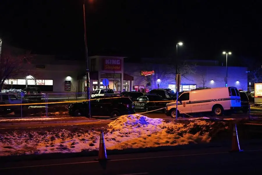 Colorado, entra in un supermercato e spara: 10 morti
