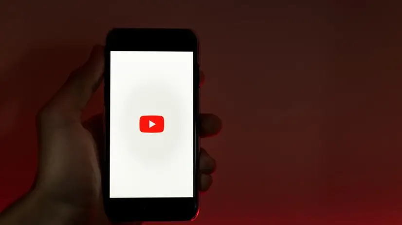 Accesso a YouTube da uno smartphone - © www.giornaledibrescia.it