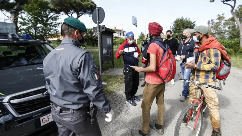 Controlli a Sabaudia, dove giovedì è stata rilevata la positività di 80 cittadini indiani - Foto © www.giornaledibrescia.it